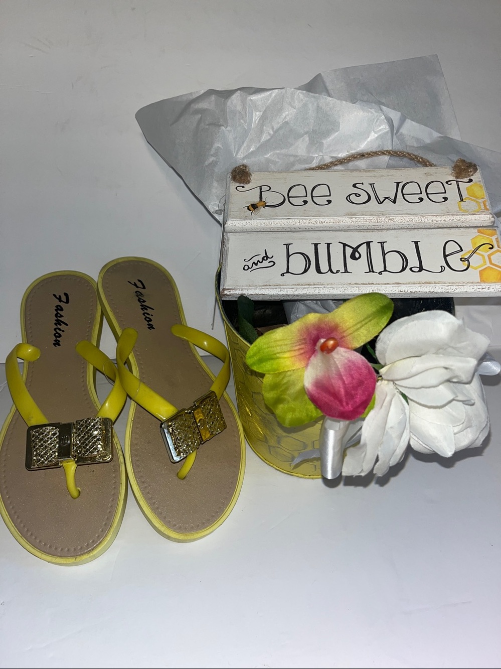 Nwt yellow spring bee bundle gold bow flip flops &wood sign βBee Sweet&Bumbleβ - Picture 7 of 16